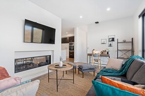 듀플렉스 | 거실 공간 | 스마트 TV, 넷플릭스, 스트리밍 서비스