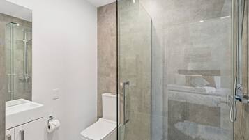 Dúplex | Baño | Regadera, amenidades de baño gratuitas, secadora de cabello, toallas