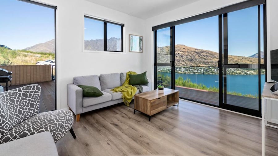 A LUCKIE CHARM - 8 BEDROOM TOWNHOUSE