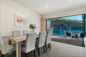 Apartment | In-room dining - LAKEFRONT LIVING AT REMARKABLES - WEST (Queenstown)