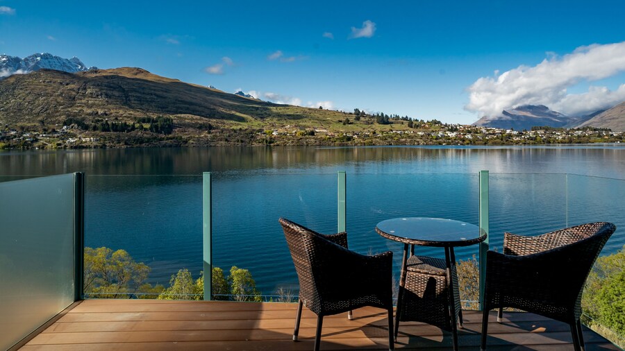 LAKEFRONT LIVING AT REMARKABLES - WEST