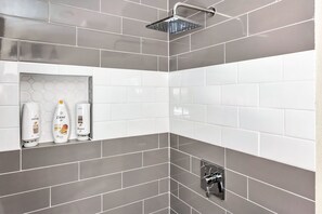 Dusche, Haartrockner, Handtücher, Seife