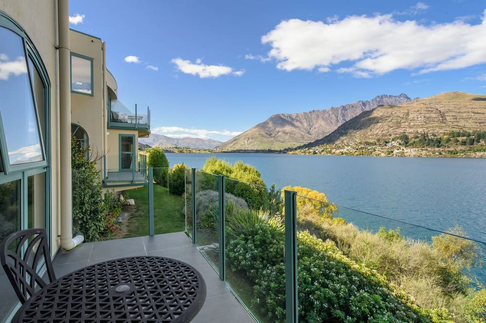 LAKEFRONT LIVING AT REMARKABLES - EAST
