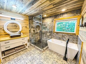 Badewanne, Haartrockner, Handtücher, Seife