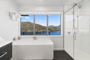 Apartment | Bathroom | Combined shower/tub, free toiletries, hair dryer, towels - MODERN ALPINE LIVING SPECTACULAR VIEW (Queenstown)