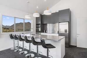 Huoneisto | Yksityinen keittiö | Täysikokoinen jääkaappi, mikroaaltouuni, uuni, liesi