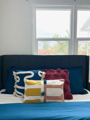 2 habitaciones, escritorio y tabla de planchar con plancha 