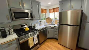 KĂŒhlschrank, Mikrowelle, Ofen, Herdplatte