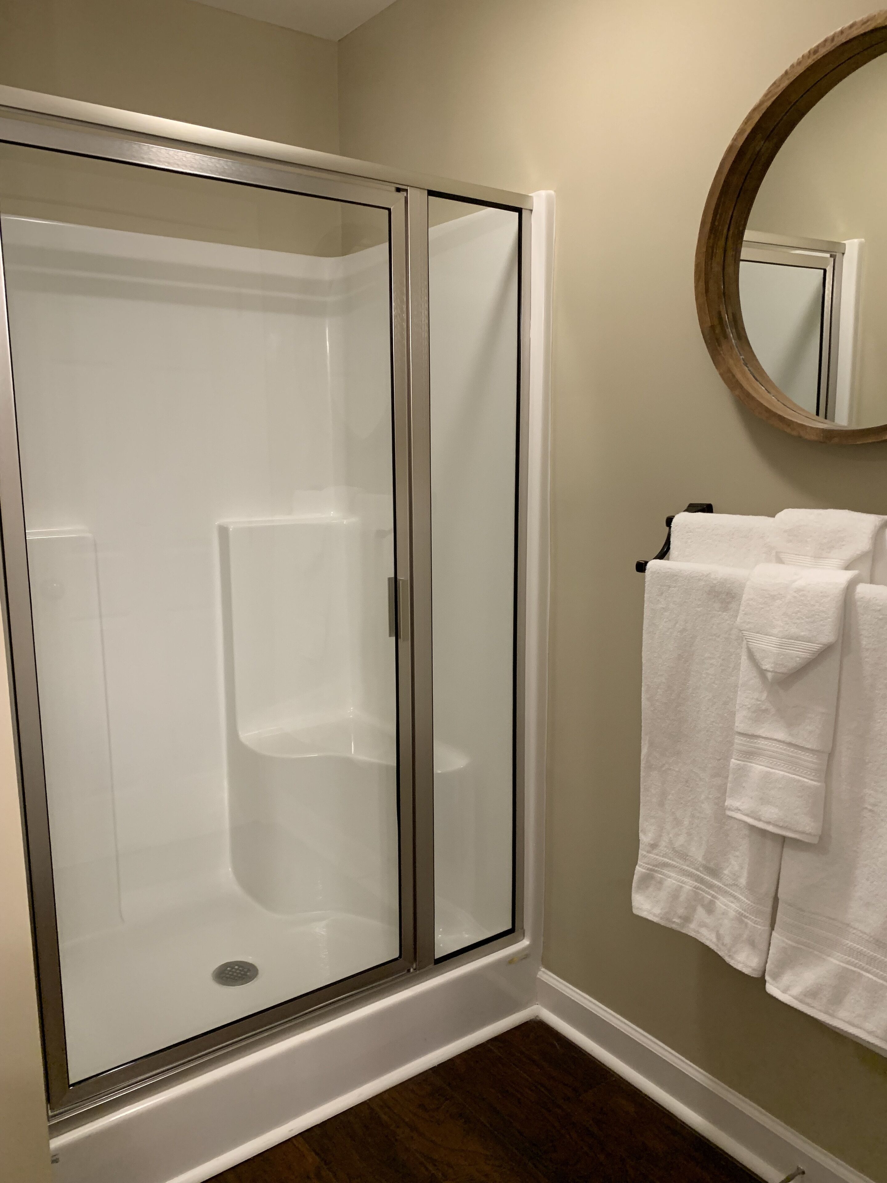 Ensemble douche/baignoire, sèche-cheveux, serviettes fournies, savon