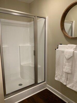 Combinazione doccia/vasca, asciugacapelli, asciugamani, sapone