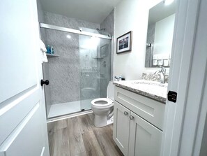 Dusche, Haartrockner, Handtücher, Seife