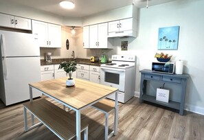 Refrigerador, microondas, parrilla de estufa y cafetera y tetera 