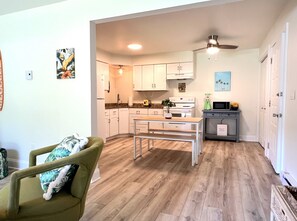 Refrigerador, microondas, parrilla de estufa y cafetera y tetera 