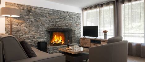 Televisie en een open haard