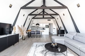Un loft moderne comprenant une cuisine, un coin repas et un espace de vie.