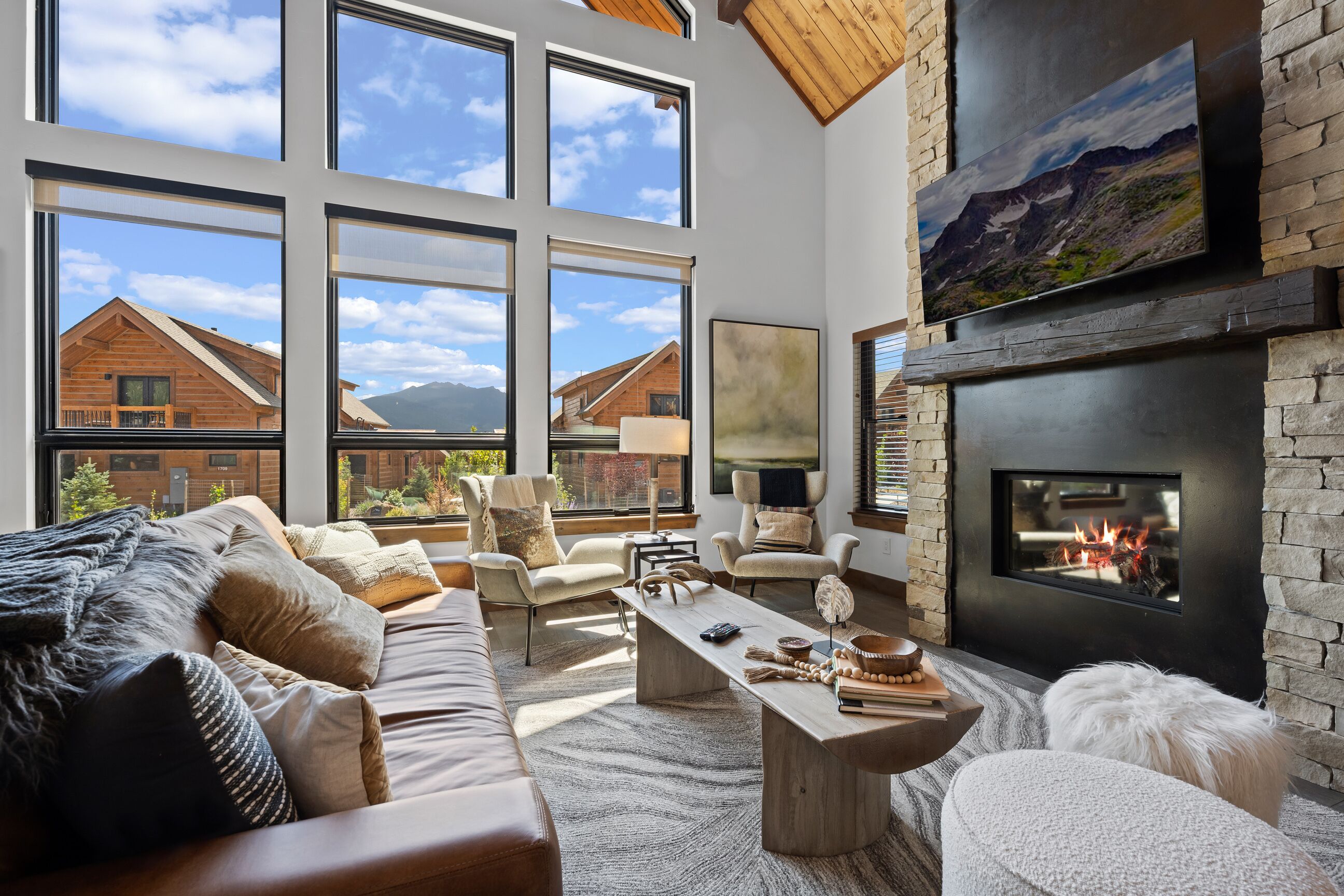 Smart-tv, een open haard en een stereo