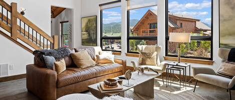 Smart TV, chimenea y estéreo