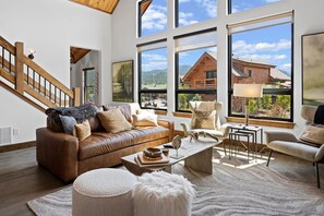 Smart TV, caminetto, impianto stereo