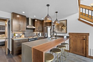 Fridge, microwave, oven, stovetop - Fantastic Views! Private Jacuzzi and Indoor/Outdoor Fireplace ,Two Large Patios! (Estes Park)