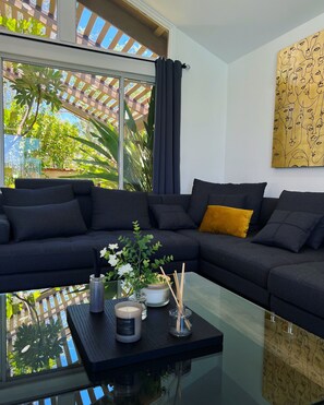 Smart TV y chimenea 