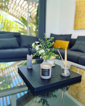 Smart TV, fireplace - Cheerful four bedroom house with charming view! (Santa Clarita)