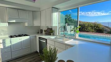 Kjøleskap, mikrobølgeovn, ovn og oppvaskmaskin