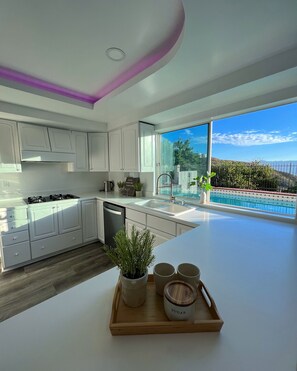 Kühlschrank, Mikrowelle, Ofen, Geschirrspüler