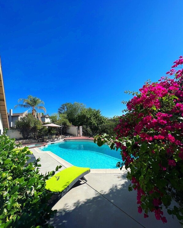 Alberca al aire libre y alberca climatizada