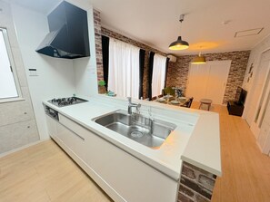 Kjøleskap, mikrobølgeovn, kokeplater og kjøkkenutstyr