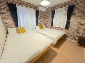 4 bedrooms, desk, iron/ironing board, free WiFi