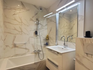 Badewanne, Haartrockner, Handtücher