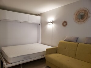 Iron/ironing board, bed sheets - FREJUS PLAGE La Miougrano Studio 25m2 Swimming Pool 300m From the Beaches Balcony on the Garden 2 People (Fréjus)