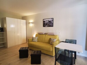 TV - FREJUS PLAGE La Miougrano Studio 25m2 Swimming Pool 300m From the Beaches Balcony on the Garden 2 People (Fréjus)