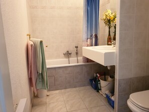 Baignoire, sèche-cheveux, serviettes fournies