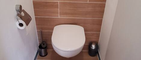 Badewanne, Haartrockner, Handtücher