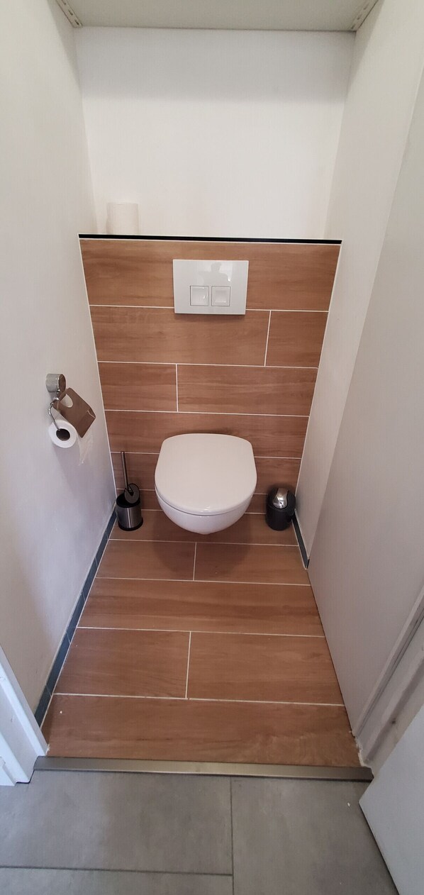 Bathtub, hair dryer, towels