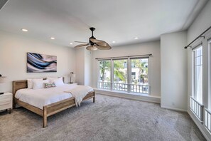 3 bedrooms, desk, iron/ironing board, internet - Oceanside Home w/ Rooftop Patio - Steps to Beach! (Oceanside)