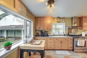 Fridge, microwave, stovetop, coffee/tea maker - Central & Private Milan Home ~ 10 Mi to Sandusky! (Milan)
