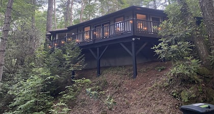 Holly Forest Treehouse - Dogs Welcome!