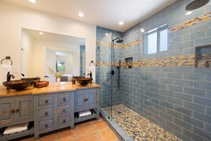 Douche, sèche-cheveux, serviettes fournies