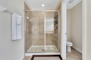 Combined shower/bathtub, hair dryer, towels, soap - Disney Delight: 5BR Haven ~ 10min from the magic! (Kissimmee)