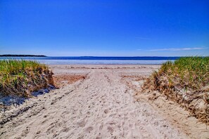 Beach - Beachwood Cottage at Pine Point (Scarborough)