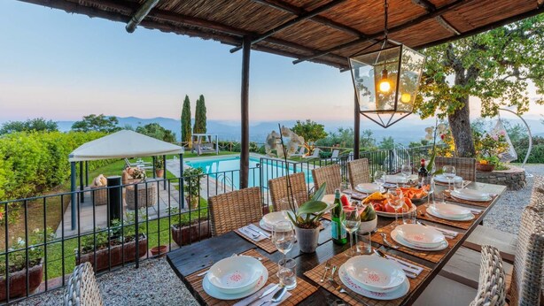 An outdoor dining area with a view of a pool and mountains. - Tuscan Fizz Villa a Vineyards Retreat (Capannori)