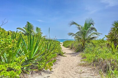 Hutchinson Island Cottage: Steps to the Beach