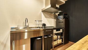Fridge, microwave, stovetop, cookware/dishes/utensils