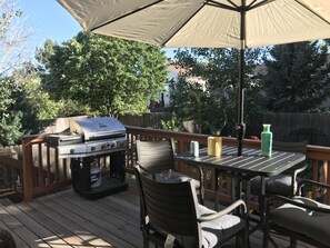 Outdoor dining - Boulder- Denver DIA! ! Popular home, Private, Spacious, and Centrally Located! (Erie)