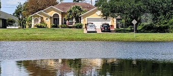 Easy access from I95 and Turnpike, beautiful lake view and 25 min from the beach