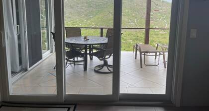 Banana Sweet Top! 2 BEDROOM!! Hot Tub and Tesla back up power!