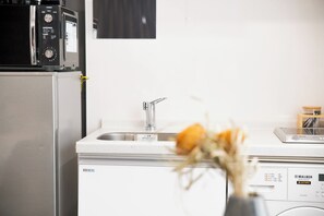 Kühlschrank, Mikrowelle, Herdplatte, Kochgeschirr/Geschirr/Besteck