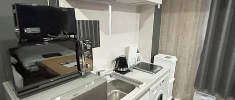 Réfrigérateur, four à micro-ondes, surface de cuisson